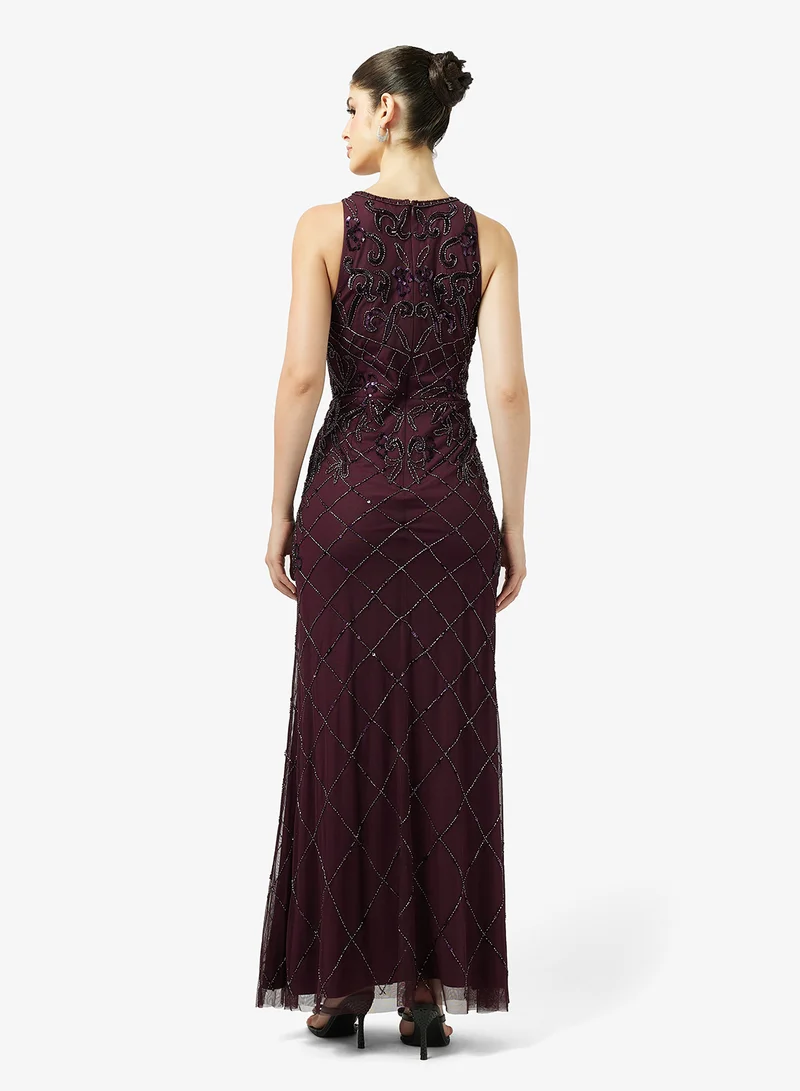 ادريانا بابيل فستان طويل بياقة دائرية وتفاصيل شبكية